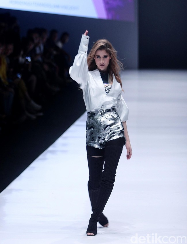 Fashion show Luna Maya berkolaborasi dengan desainer Hartono Gan, yang mengangkat tema Divas in Music di Jakarta Fashion Week 2018, Senayan City, Jakarta, Minggu (22/10/2017). Foto: Mohammad Abduh/Wolipop