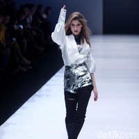 Fashion show Luna Maya berkolaborasi dengan desainer Hartono Gan, yang mengangkat tema Divas in Music di Jakarta Fashion Week 2018, Senayan City, Jakarta, Minggu (22/10/2017). Foto: Mohammad Abduh/Wolipop