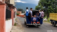 Selain duduk di atas atap mobil, mereka juga bergelantungan di bagian belakang mobil dengan berpegangan ke kursi penumpang tanpa alat pengaman.