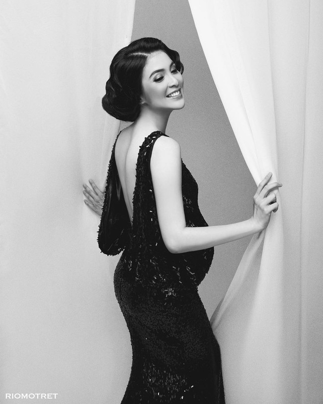 Sandra Dewi tampil klasik di pemotretan bertema hitam-putih. Foto: Instagram