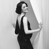 Sandra Dewi tampil klasik di pemotretan bertema hitam-putih. Foto: Instagram