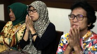 Sebelumnya, warga Bukit Duri mengajukan class action ke PTUN DKI Jakarta dan PN Jakarta Pusat. Di PTUN, mereka menggugat surat peringatan yang dikeluarkan Kepala Satuan Polisi Pamong Praja Jakarta Selatan tertanggal 30 Agustus 2016. Warga Bukit Duri menang dalam kasus itu. Satpol PP kemudian mengajukan banding, dan kemudian dimenangkan Hakim.