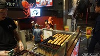 Penjual takoyaki ini juga ramah kepada pembeli. Wajib dicoba kalau liburan ke Osaka! (Wahyu/detikTravel)