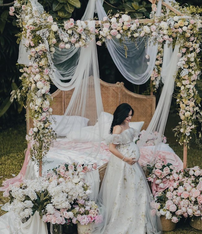 Titi Kamal hamil anak kedua dari Christian Sugiono, dan kini usia kehamilannya sudah tujuh bulan. Berbalut gaun off shoulder, Titi Kamal tampak cantik bak princess. Foto: Instagram