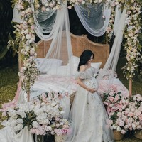 Titi Kamal hamil anak kedua dari Christian Sugiono, dan kini usia kehamilannya sudah tujuh bulan. Berbalut gaun off shoulder, Titi Kamal tampak cantik bak princess. Foto: Instagram