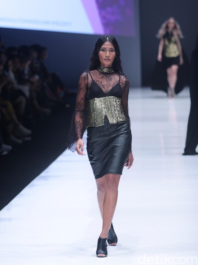 Fashion show Luna Maya berkolaborasi dengan desainer Hartono Gan, yang mengangkat tema Divas in Music di Jakarta Fashion Week 2018, Senayan City, Jakarta, Minggu (22/10/2017). Foto: Mohammad Abduh/Wolipop