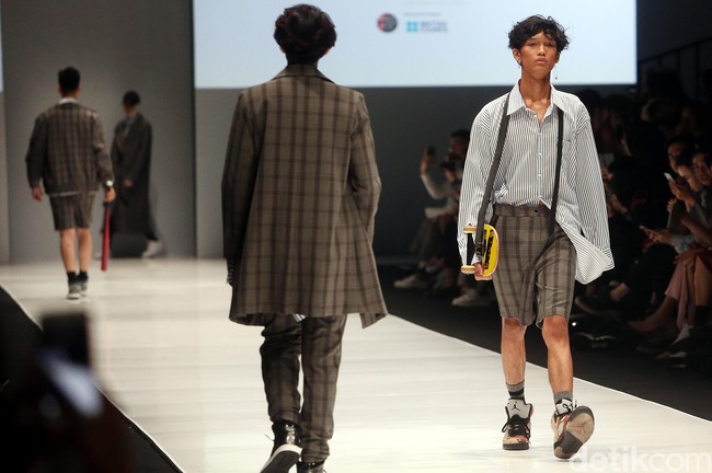 Koleksi Detention Rani Hatta di Jakarta Fashion Week 2018. Foto: Rengga Sancaya/Detikcom