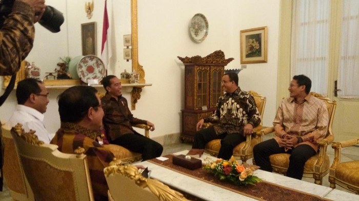 Jokowi Bertemu Anies-Sandi Sambil Ngeteh