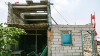 Sebagian warga kembali mendirikan bangunan di kawasan tersebut.