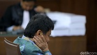 Musa Zainuddin dituntut 12 tahun penjara, denda Rp 1 miliar serta subsider 6 bulan. Musa diyakini jaksa menerima suap Rp 7 miliar terkait proyek pembangunan jalan di Maluku dan Maluku Utara.