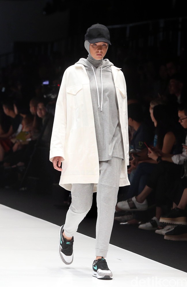 Koleksi Detention Rani Hatta di Jakarta Fashion Week 2018. Foto: Rengga Sancaya/Detikcom