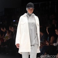Koleksi Detention Rani Hatta di Jakarta Fashion Week 2018. Foto: Rengga Sancaya/Detikcom