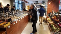 Tak hanya patung terakota, di museum ini ada juga senjata tempo dulu. Senjata-senjata ini juga jadi koleksi yang menarik para pengunjung museum. Suvenir berupa pasukan terakota yang berukuran mini pun dijual di toko-toko dekat museum (Elvan/detikTravel)