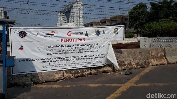 Spanduk yang dipasang petugas dicoret warga