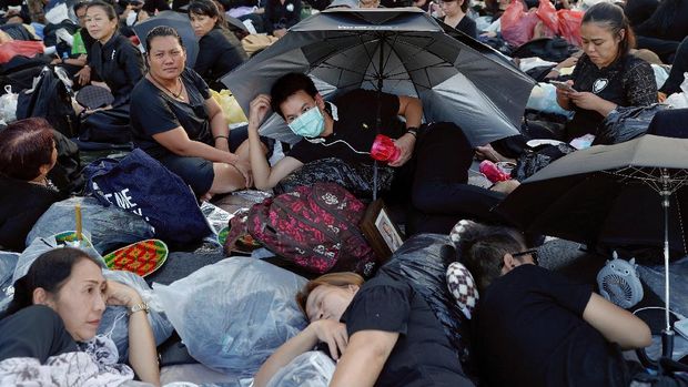 Warga Thailand memilih tidur di jalanan demi menghadiri prosesi kremasi Raja Bhumibol