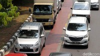 Kendaraan terjebak kemacetan yang cukup panjang di Jalan Angkasa Raya.