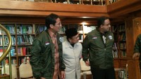 Jaket itu menunjukkan program Habibie yang sedang membangun pesawat R80.