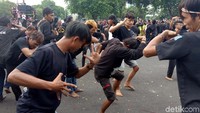 Ada sekitar 50 pawang yang memantau para penari.