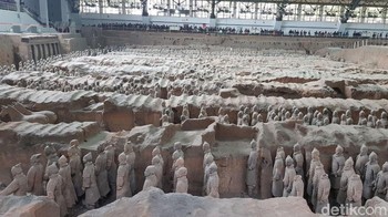 4: Tentara Terakota: Hanya ada sedikit temuan arkeologis sebesar Tentara Terakota. Penemuan legendaris ini dilakukan sekelompok petani China tahun 1974, yang sedang menggali sumur di sekitar lokasi. Terdiri dari ratusan kuda dan lebih dari 8.000 prajurit, Tentara Terakota berjaga di makam Kaisar Qin Shi Huang. Tapi para penemunya mengalami kemalangan besar. Para petani terpaksa meninggalkan rumah mereka setelah penemuan tersebut dan jatuh ke dalam kemiskinan, karena pemerintah mengklaim tanah tersebut untuk penggalian. Seorang petani bahkan bunuh diri. Foto: Elvan/detikTravel