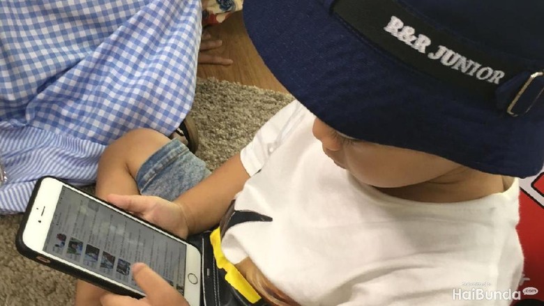 Menyikapi Anak yang Minta Handphone Seperti Teman-temannya/ Foto: dok.HaiBunda Menyikapi Anak yang Minta Handphone Seperti Teman-temannya/ Foto: dok.HaiBunda