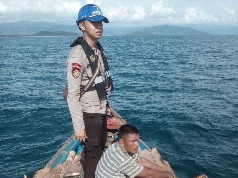 Angkut Kayu Ilegal, Kapal Tanpa Nama Ditangkap di Perairan Sumut Angkut Kayu Ilegal, Kapal Tanpa Nama Ditangkap di Perairan Sumut