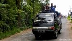 Ngeriii,.. Begini Tradisi Pelajar Garut Naik di Atap Mobil