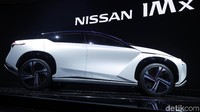 Tidak seperti kendaraan lain, Nissan IMx juga bisa berkontribusi pada infrastruktur sosial. Misalnya, setelah mengantar pemiliknya ke bandara, IMx dapat memarkir dirinya sendiri di tempat yang dapat terhubung ke jaringan listrik lokal dan bertindak sebagai pembangkit listrik virtual dengan mengembalikan listrik ke jaringan, pengembangan dari fitur vehicle-to-home dan vehicle-to-building. Begitu pemiliknya kembali, IMx dapat menjemput mereka dan pulang ke rumah. Seluruh proses dilakukan secara efisien, berkat peningkatan kapasitas baterai dan teknologi mobil terkoneksi, termasuk swakemudi yang mulus.