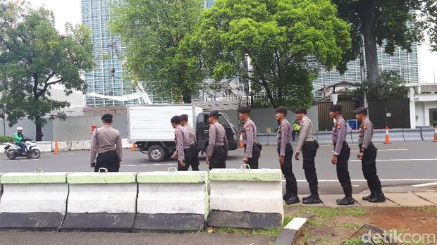 Petugas kepolisian yang berjaga di Kedubes AS