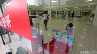 Para pengunjung berburu barang diskon di gerai tersebut.