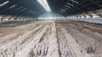 Pasukan terakota adalah patung tanah liat bakar yang ditemukan pertama kali oleh petani pada tahun 1974. Saat itu, si petani saat hendak menggali sumur (Elvan/detikTravel)