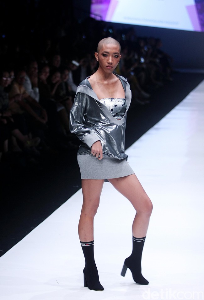 Fashion show Luna Maya berkolaborasi dengan desainer Hartono Gan, yang mengangkat tema Divas in Music di Jakarta Fashion Week 2018, Senayan City, Jakarta, Minggu (22/10/2017). Foto: Mohammad Abduh/Wolipop