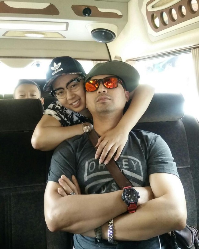 Ketika makeup, Soimah menjelma menjadi wanita glamour. Foundation, contouring hingga bulu mata palsu yang cetar membahana membuat penampilannya sepintas milik Syahrini. Tapi jika tanpa makeup, Soimah layaknya ibu-ibu pada umumnya.  Foto: dok. Instagram