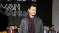 Penampilan Christian Sugiono dan Arjuna di atas catwalk dalam acara yang digelar di Senayan City, Jakarta Selatan, Rabu (25/10/2017). Foto: Hanif/detikHOT