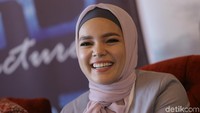 Dewi Sandra terlihat menghadiri sebuah acara di kawasan Kuninga, Jakarta Selatan, Selasa (24/10/2017). Foto: Dewi Sandra (Palevi/detikHOT)