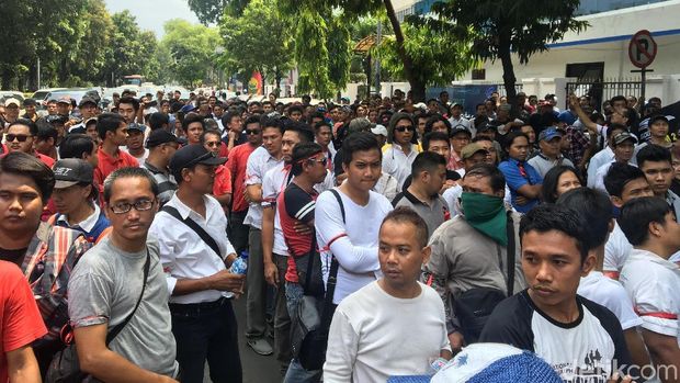 Tolak Aturan Baru, Ratusan Driver Taksi Online Demo ke Kemenhub