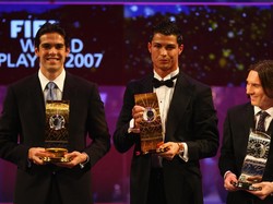 Ini adalah momen di awal lahirnya persaingan di antara dua pesepakbola luar biasa. Di Ballon dOr 2007, Ronaldo dan Messi harus puas melihat Kaka menggondol Bola Emas penanda terbaik di masanya. Foto: Michael Steele/Getty Images