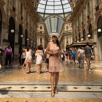 Ciao Milano! Tata berpose bak model kala berpelesir di Milan, Italia.  Foto: Instagram/Tata Cahyani