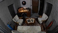 Museum tersebut juga menciptakan kembali ruang pribadi Hitler di mana dia melakukan bunuh diri pada tahun 1945. Bunker ini juga jadi saksi pernikahan Hitler dan Eva Braun pada 29 April 1945 (AFP)