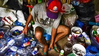 Bank sampah berfungsi untuk mendaur ulang sampah menjadi barang yang lebih bermanfaat dan memiliki nilai jual. 