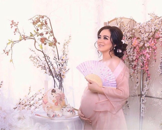 Penyanyi jebolan Indonesian Idol, Tiffany Orie memilih tema bernuansa Jepang di kehamilan keduanya. Istri presenter Jevier Justin ini tampil cantik dan glowy. Foto: Instagram