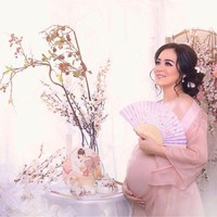 Penyanyi jebolan Indonesian Idol, Tiffany Orie memilih tema bernuansa Jepang di kehamilan keduanya. Istri presenter Jevier Justin ini tampil cantik dan glowy. Foto: Instagram