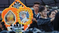 Mereka berkumpul untuk memberikan penghormatan terakhir bagi raja yang sangat mereka cintai dan berkuasa selama 70 tahun. Raja Bhumibol wafat dalam usia 88 tahun pada 13 Oktober 2016.