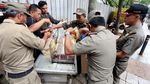 Membandel, Petugas Satpol PP Angkut Gerobak PKL