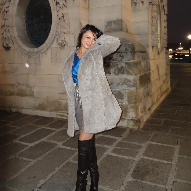  Ini Tata di Paris, Prancis. Berbalut rok mini, coat abu, dan boots tinggi, Tata sukses memancarkan aura modelnya.  Foto: Instagram/Tata Cahyani