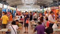 Hawker center jadi pilihan tempat makan siang di Singapura. Ada berbagai gerai makanan yang menawarkan pilihan makanan lokal seperti dumpling, nasi ayam dan mie. Saat jam makan siang, pusat makanan ini dipenuhi pebisnis berkemeja.