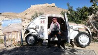 Hotel itu terbuat dari mobil VW Beetle tua. Adalah Mohammed Al Malaheem (64) yang memiliki hotel unik itu dan mengatakan para tamu yang tidur di hotelnya yang terletak di desa Al Jaya itu akan merasakan pengalaman bintang lima (Dok. CNN Travel) Hotel itu terbuat dari mobil VW Beetle tua. Adalah Mohammed Al Malaheem (64) yang memiliki hotel unik itu dan mengatakan para tamu yang tidur di hotelnya yang terletak di desa Al Jaya itu akan merasakan pengalaman bintang lima (Dok. CNN Travel)