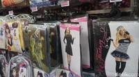 Ada juga rak yang memajang aneka kostum yang seru dan seksi. Dari polisi, penjahat, princess, sampai pelayan cantik juga ada. Harganya sekitar 5.780 Yen (setara Rp 689 ribuan) (Wahyu/detikTravel)