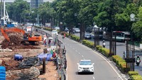 Meski ada tiang bekas monorel di lokasi yang sama, PT Adhi Karya selaku kontraktor LRT Jabodebek memilih untuk membangun tiang baru untuk mega proyek transportasi LRT.