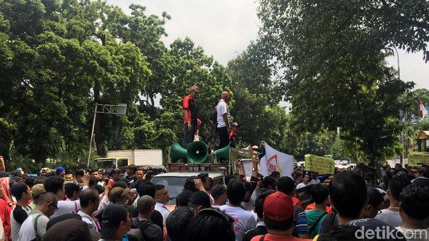 Tolak Aturan Baru, Ratusan Driver Taksi Online Demo ke Kemenhub