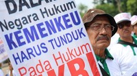 Massa membentangkan berbagai spanduk dan poster.